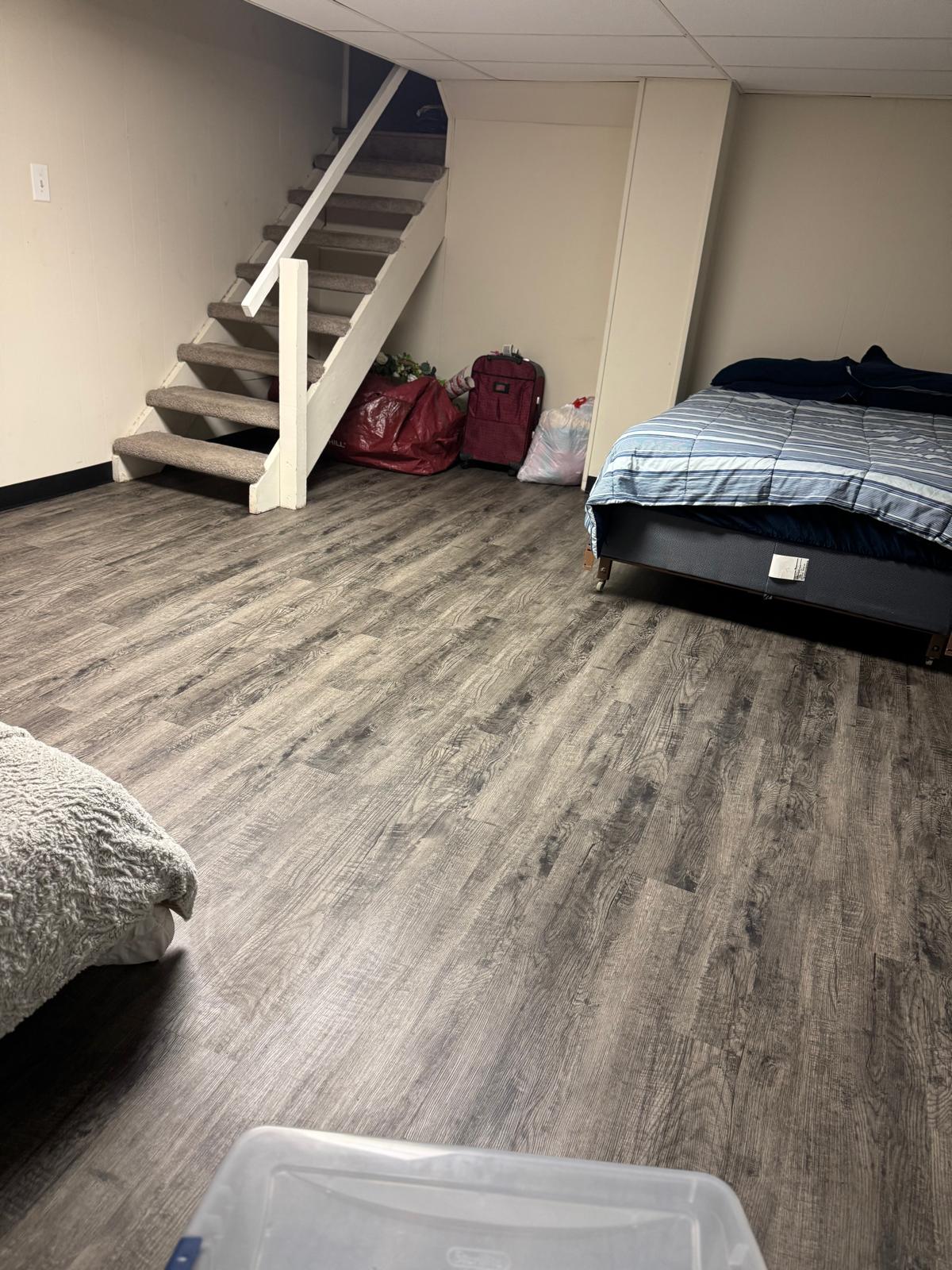 Amplio dormitorio con suelo laminado nuevo